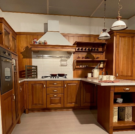 CUCINA IN MASSELLO AD ANGOLO CON PENISOLA
