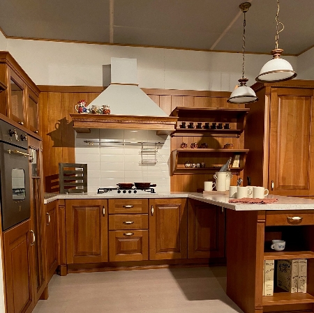 CUCINA IN MASSELLO AD ANGOLO CON PENISOLA